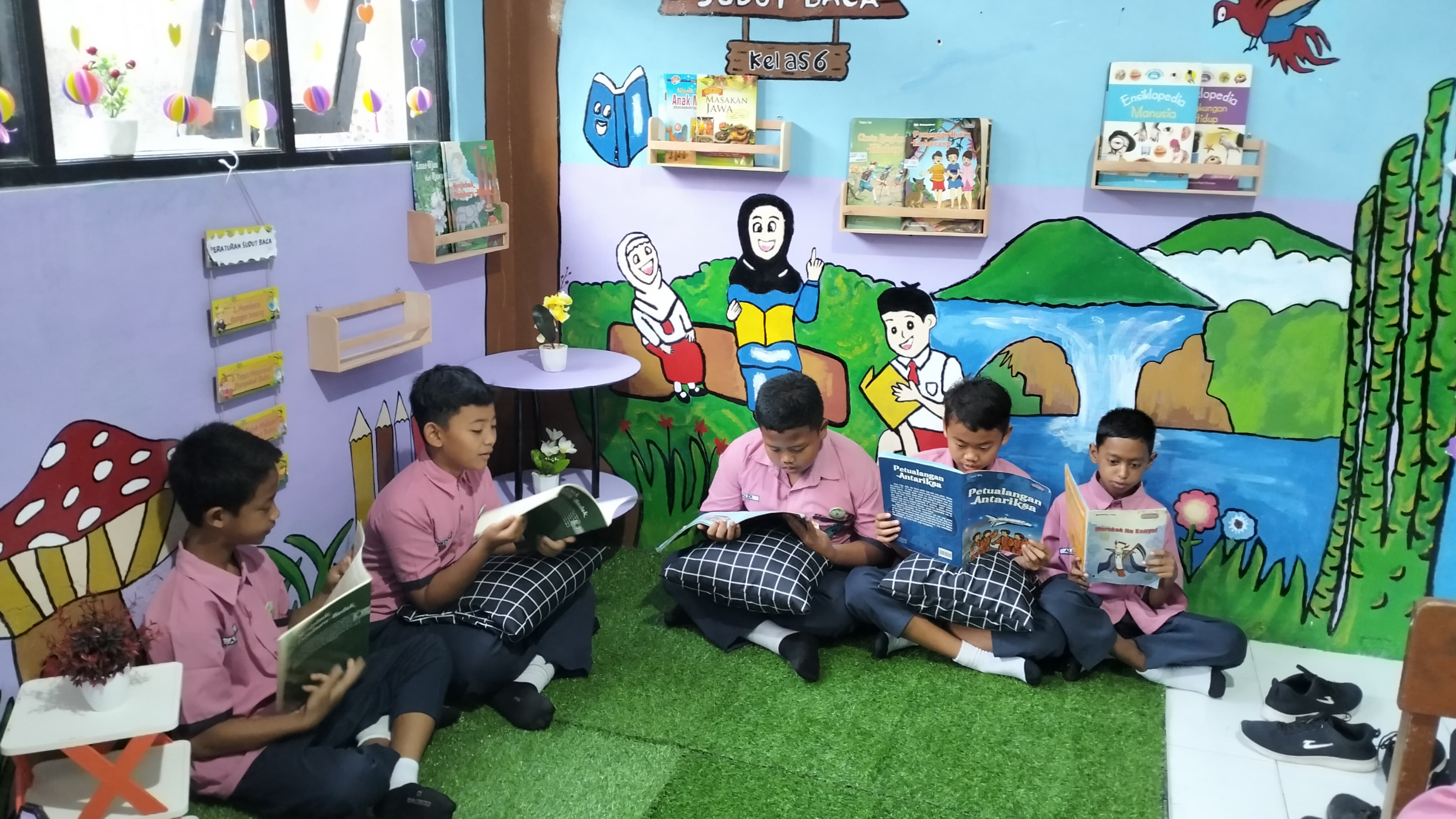 Sudut baca di dalam kelas yang indah dan nyaman